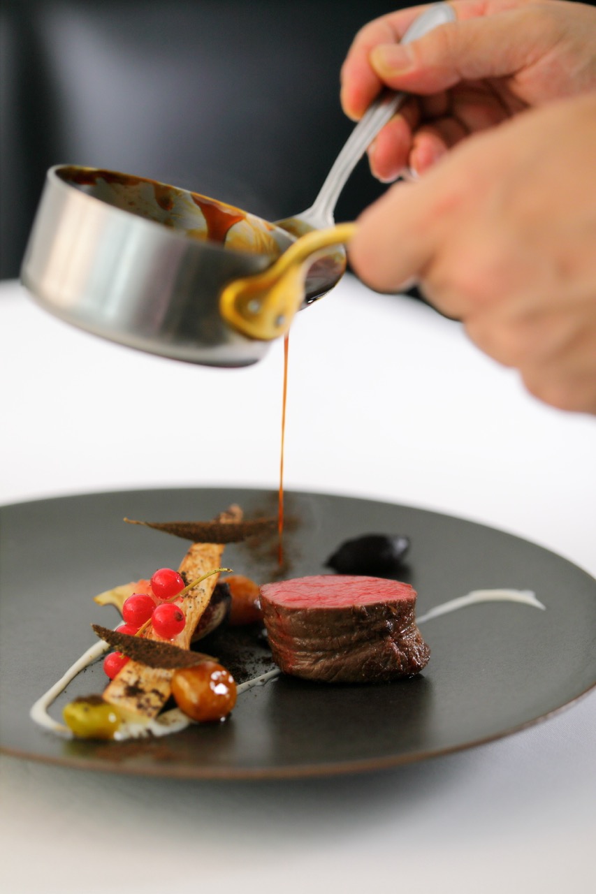 メインビジュアル：肉料理のソースがけ